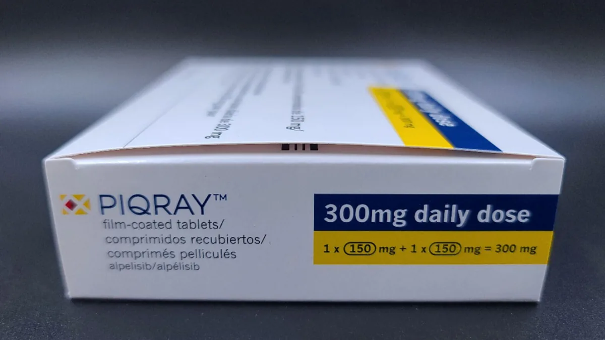 医生向患者解释阿培利斯仿制药与原研药区别