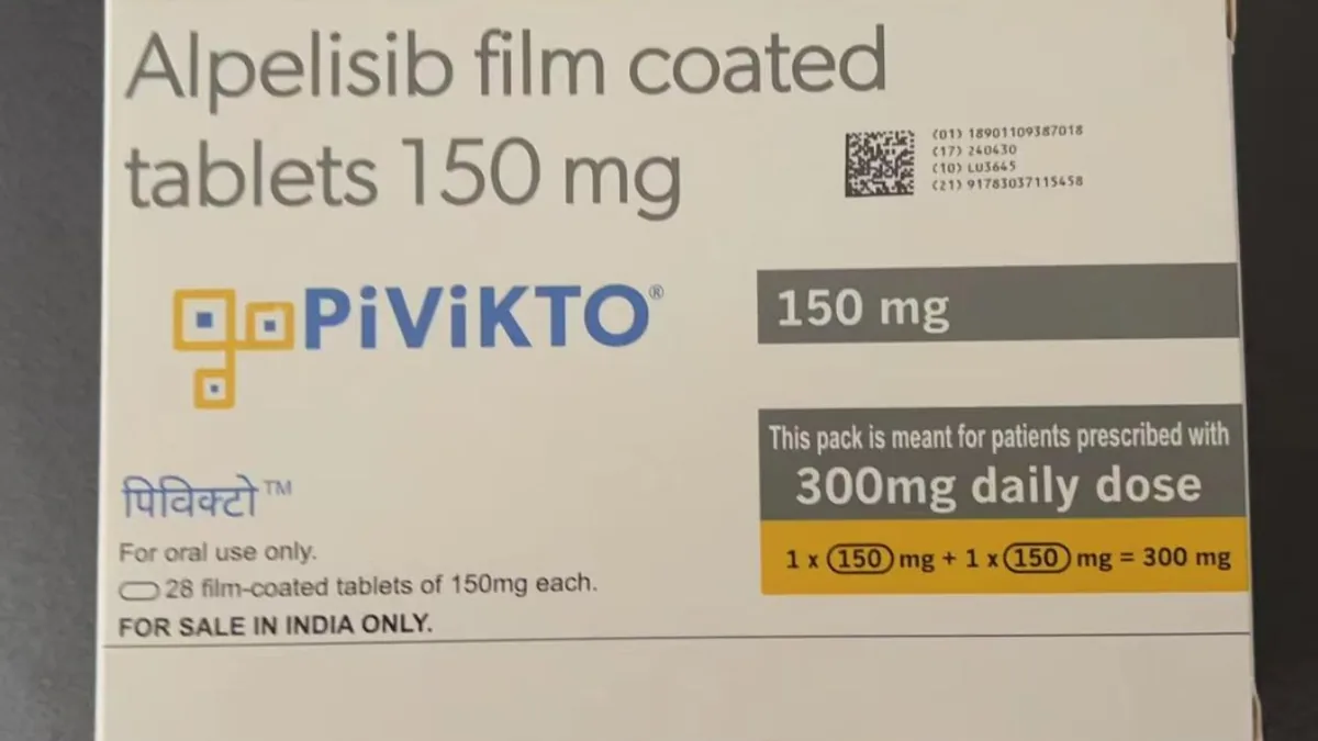 医生正在为患者解释阿培利斯的用药注意事项